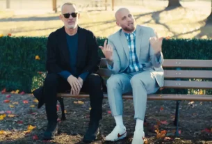 Chet Hanks grava videoclipe com o pai Tom Hanks, em homenagem ao filme