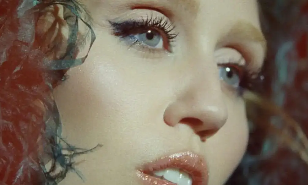Miley Cyrus no clipe de "Something Beautiful"
